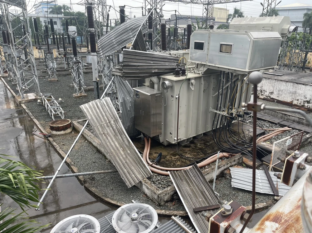 Mái tôn bị gió thổi bay vào Trạm biến áp 110 KV An Bình chập điện. Ảnh: VH.