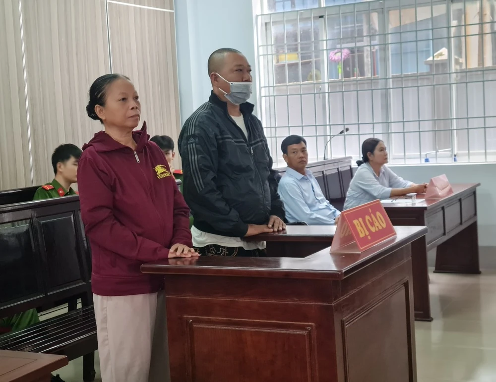 Hai bị cáo Yêu và Thắng tại tòa phúc thẩm lần 2. Ảnh: VH Hai bị cáo Yêu và Thắng tại tòa phúc thẩm lần 2. Ảnh: VH