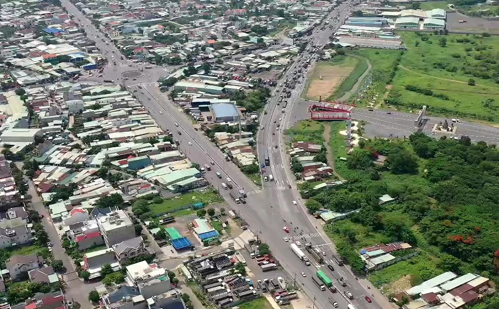 Điểm giao hai tuyến đường vào vòng xoay cổng 11 (khu vực trước cổng Sơn Tiên) là điểm đen về tai nạn giao thông trên quốc lộ 51. Ảnh: VH