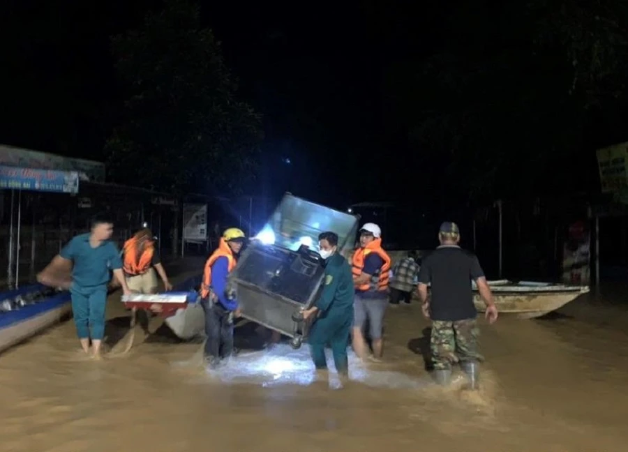 Lực lượng Công an hỗ trợ người dân di chuyển tài sản đến nơi an toàn. Ảnh: CAĐN