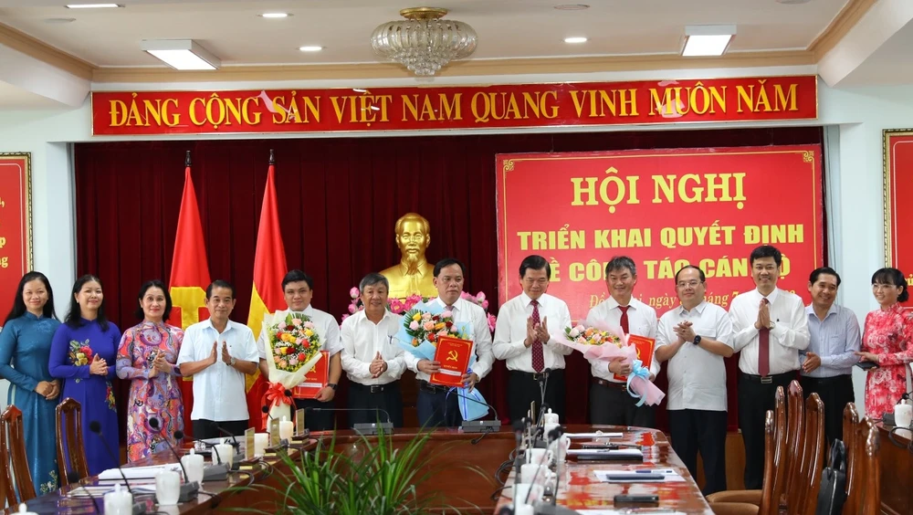 Thường trực Tỉnh ủy và lãnh đạo các đơn vị chúc mừng các đồng chí nhận quyết định về công tác cán bộ. Ảnh: AH Thường trực Tỉnh ủy và lãnh đạo các đơn vị chúc mừng các đồng chí nhận quyết định về công tác cán bộ. Ảnh: AH