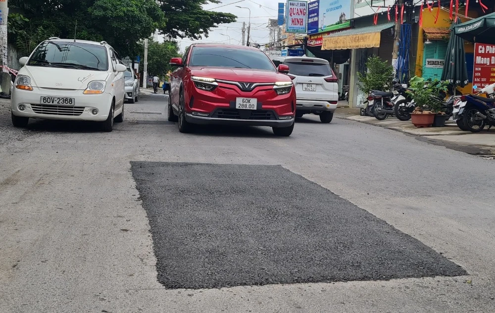 Mặt đường được vá để đảm bảo an toàn cho người tham gia giao thông. Ảnh: VH