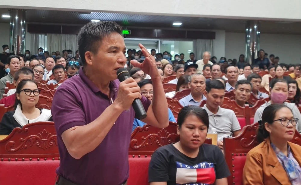 Đại diện khách hàng bức xúc vì mua đất dự án The Viva City của công ty LDG chục năm vẫn chưa được giao sổ hồng. Ảnh: VŨ HỘI