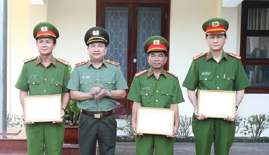 Thiếu tướng Nguyễn Sỹ Quang, Giám đốc Công an tỉnh Đồng Nai đã trao giấy khen đột xuất cho 3 tập thể tham gia phá án, nhanh chóng bắt hung thủ. Ảnh: Anh Quân.
