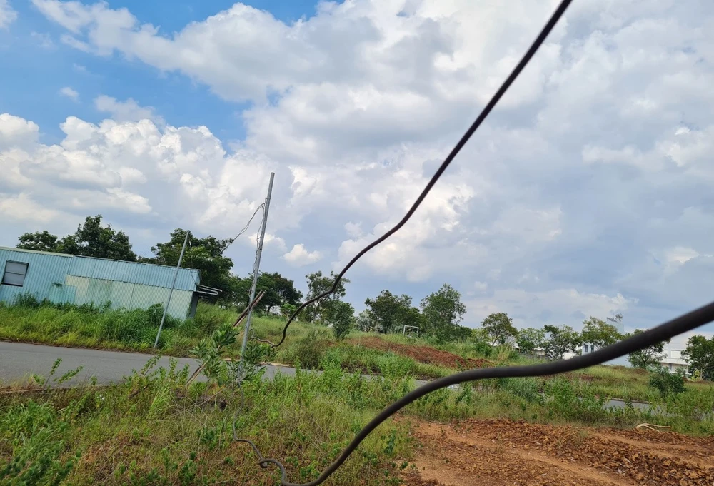 Một số khu vực trong dự án chưa làm xong hạ tầng, chưa có đường điện nên người dân kéo dây điện từ rất xa để sinh hoạt.