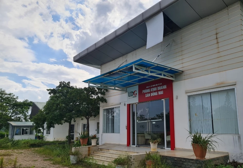 Phòng Kinh doanh của công ty Cổ phần Đầu tư LDG tại Đồng Nai ngay trong dự án cũng khóa cửa, hoang vắng.