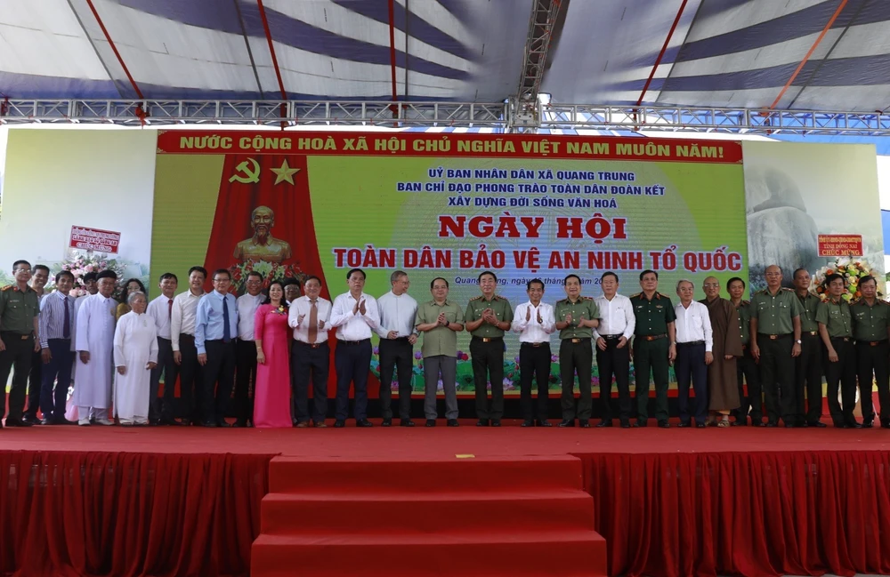 Thứ trưởng Trần Quốc Tỏ cùng các đại biểu tham dự ngày hội. Ảnh: VH