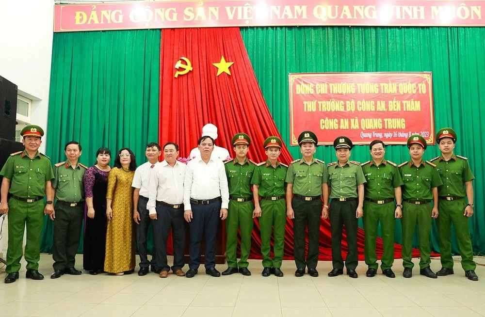 Thứ trưởng Bộ Công an cùng lãnh đạo UBND tỉnh Đồng Nai, Ban giám đốc Công an tỉnh đến kiểm tra, động viên lực lượng công an xã Quang Trung. Ảnh: VH