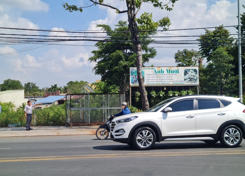 Phần đất hộ gia đình bà Hùng hiện HTX Gò Me cho thuê bán cây kiểng. Ảnh: VH.