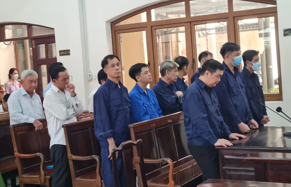 Các bị cáo nghe tòa tuyên án. Ảnh VH Các bị cáo nghe tòa tuyên án. Ảnh VH