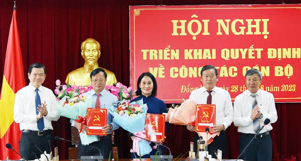 Bí thư Tỉnh ủy Nguyễn Hồng Lĩnh và Phó bí thư Thường trực Tỉnh ủy Hồ Thanh Sơn chúc mừng các cán bộ được điều động, bổ nhiệm. Ảnh: Huy Anh.