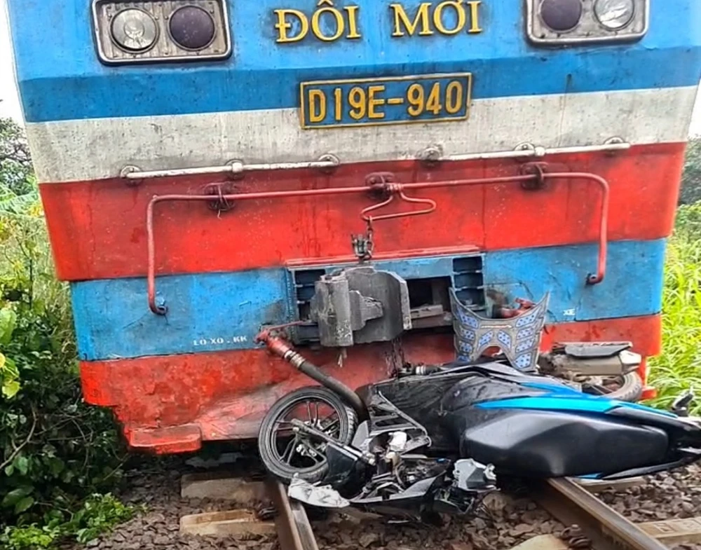 Hiện trường vụ tai nạn giữa tàu hỏa và xe máy khiến đôi nam nữ tử vong. Ảnh: VH.