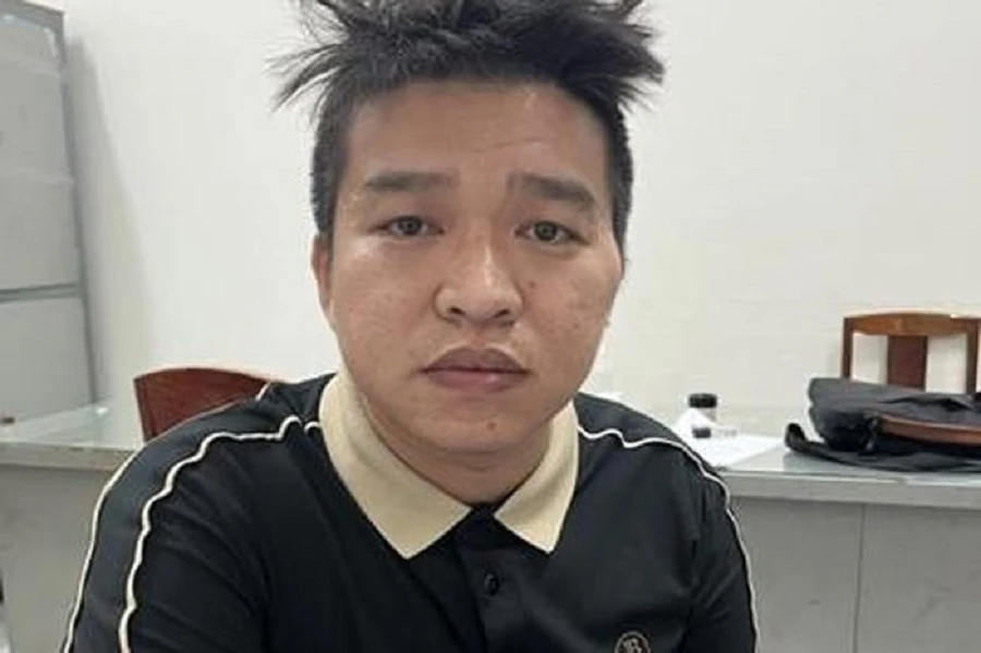 Nghi can Quách Trần Khánh Duy đầu thú cơ quan công an sau khi gây án. Ảnh: CA