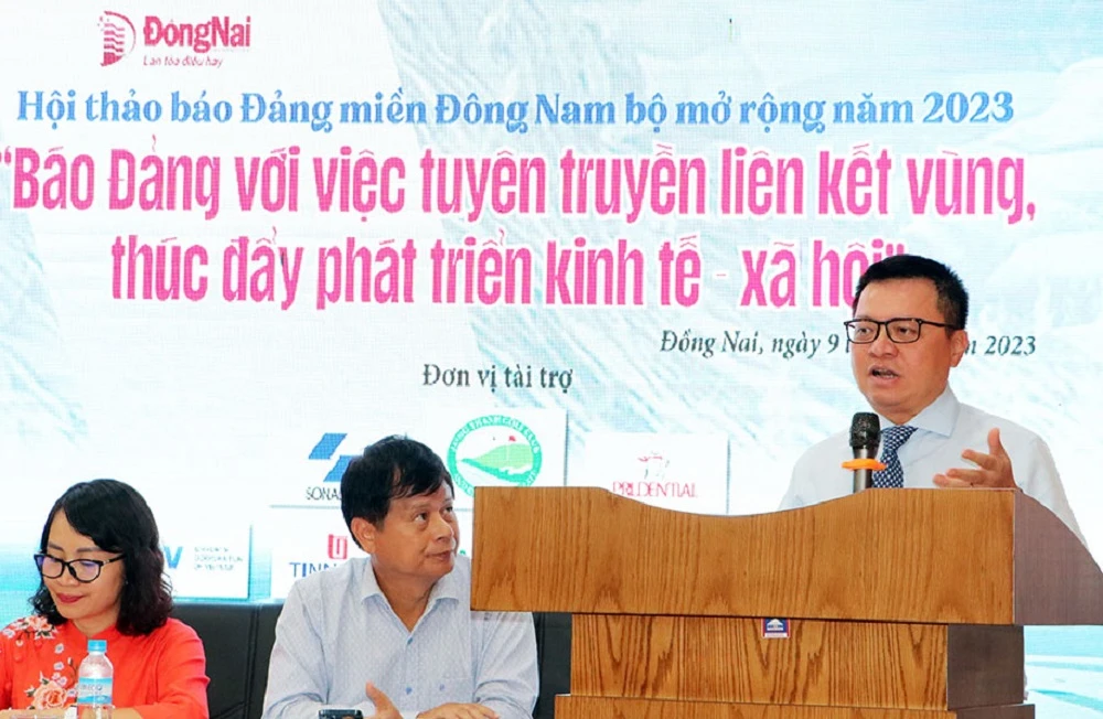 Ông Lê Quốc Minh, Ủy viên Trung ương Đảng, Tổng biên tập Báo Nhân dân, Chủ tịch Hội Nhà Báo Việt Nam phát biểu chỉ đạo tại hội thảo. Ảnh: AH.