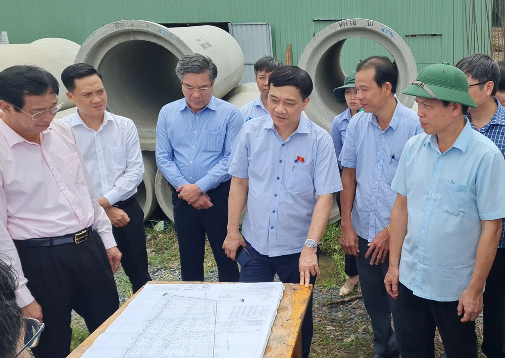 Chủ nhiệm Ủy ban Kinh tế Quốc hội Vũ Hồng Thanh thực địa khu tái định cư cho dự án cao tốc Biên Hòa - Vũng Tàu. Ảnh: VH.