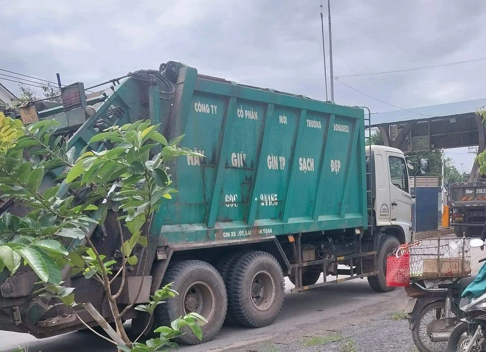 Chiếc xe chở rác có chữ Công ty CP môi trường Sonadezi cán qua người bé trai khiến nạn nhân tử vong tại chỗ: Ảnh: VH.
