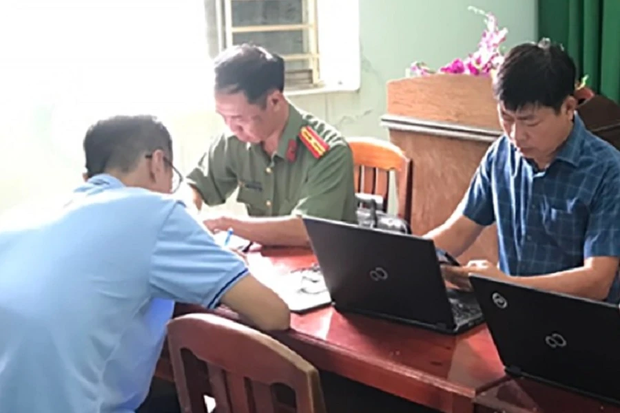 xúc - phạm - lãnh - tụ.jpg