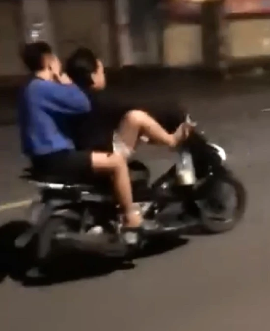 lái - xe - bằng - chân.jpg