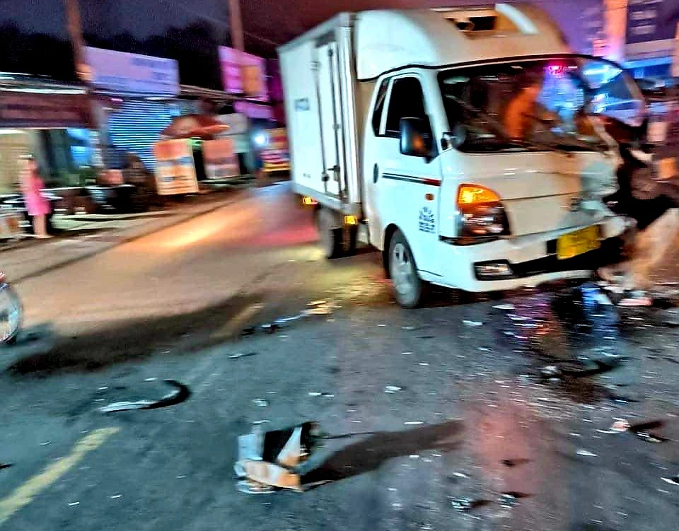 Đi xe máy kẹp 4 đấu đầu xe tải, 3 thanh niên tử vong tại chỗ