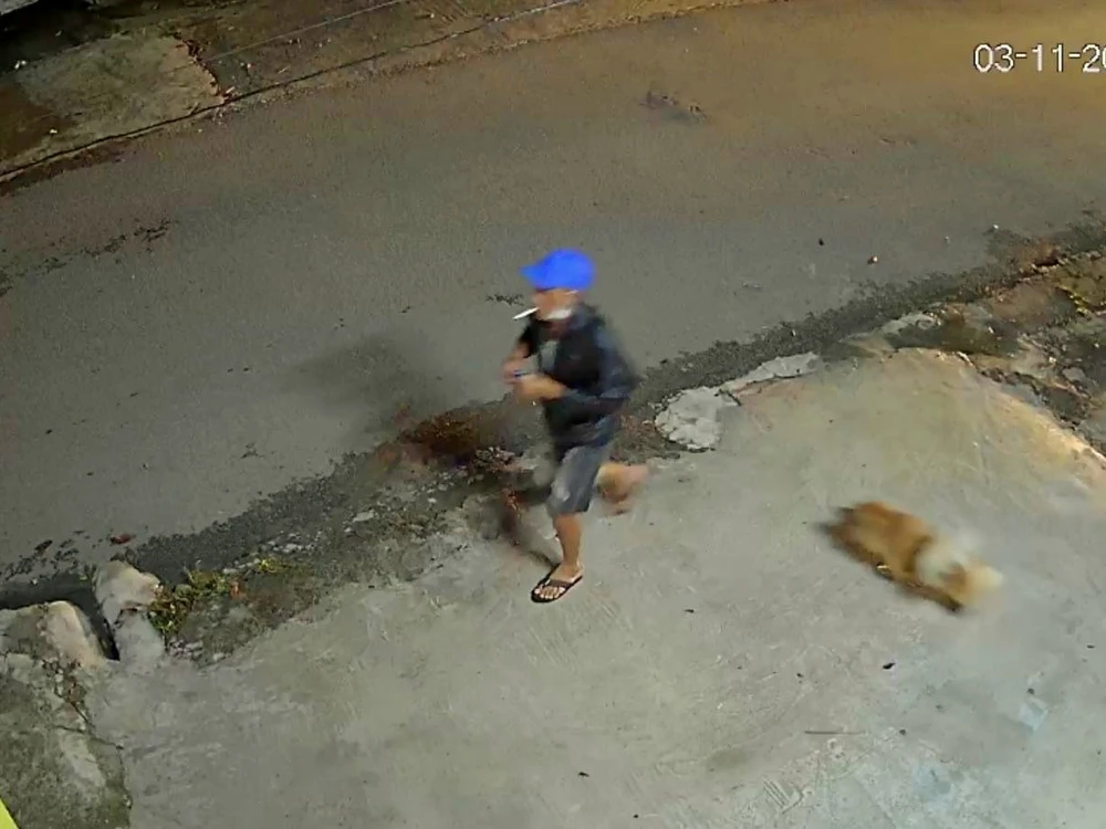 Người phụ nữ bất lực đuổi theo tên trộm xe máy cầm dao sáng loáng