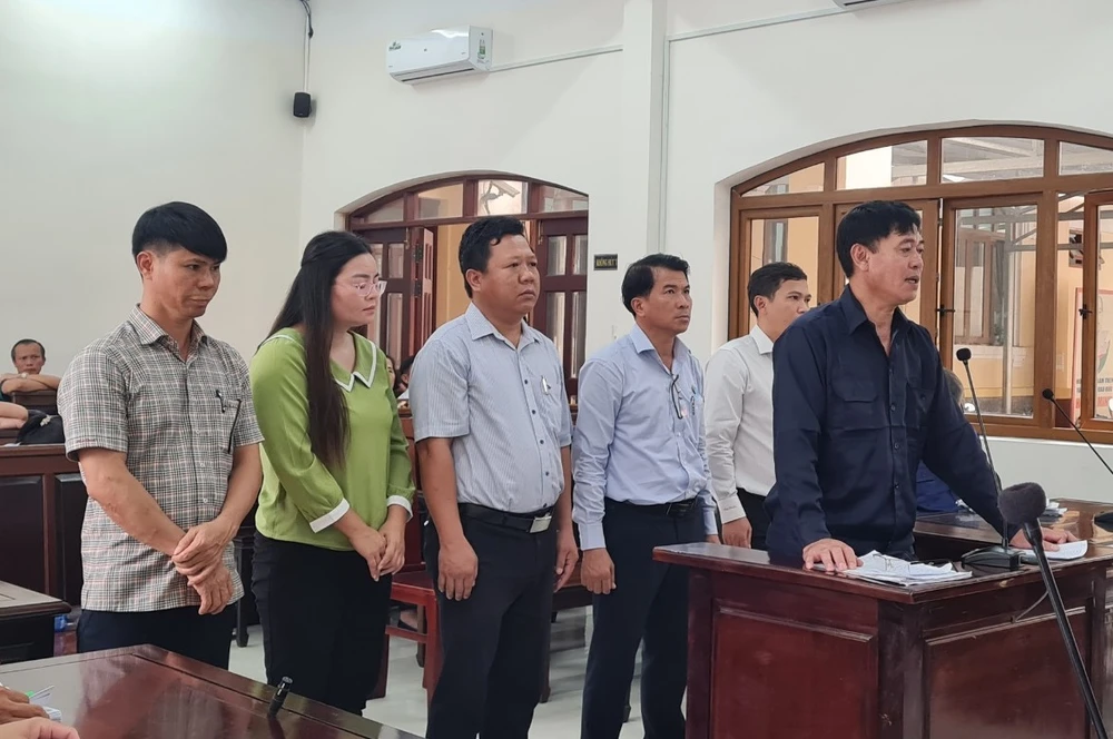 cán bộ hầu tòa.jpg