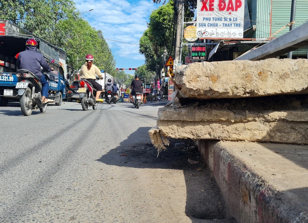 đường Đồng khởi 11.jpg