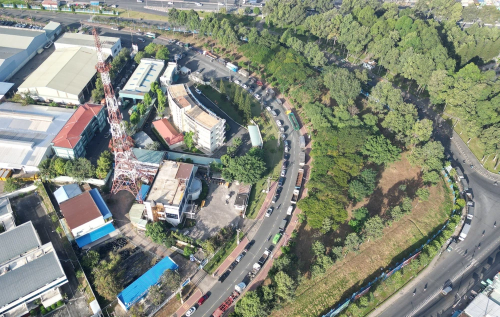 xếp hàng đăng kiểm xe ở Đồng Nai