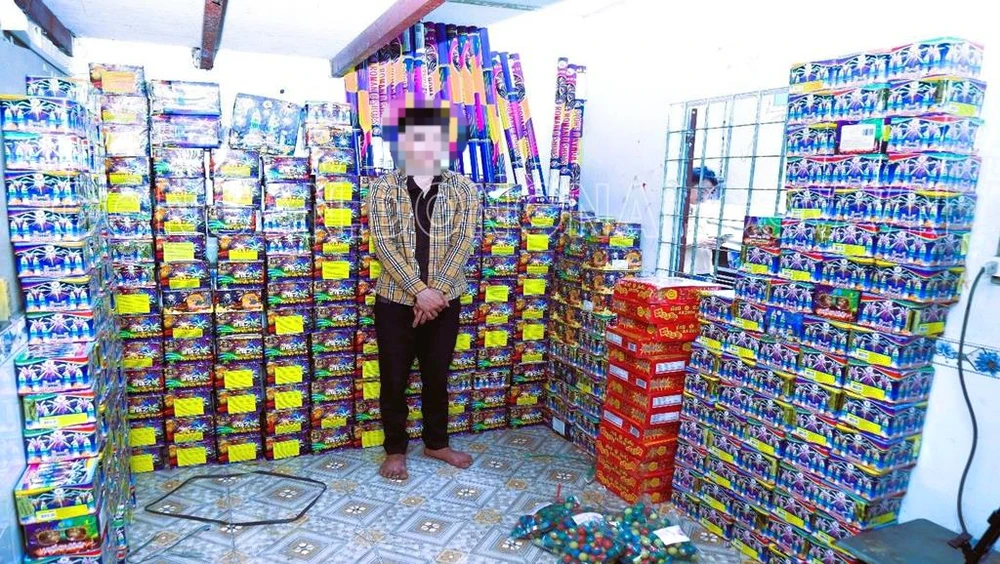 Nam thanh niên giấu nửa tấn pháo nổ trong phòng trọ