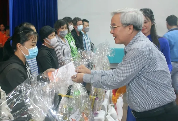 Tặng quà Tết.jpg