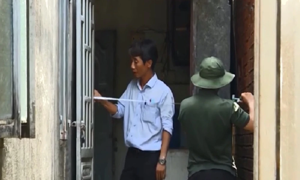 Lực lượng chức năng kiểm đếm tài sản người dân trong dự án làm cao tốc Biên Hoà - Vũng Tàu.