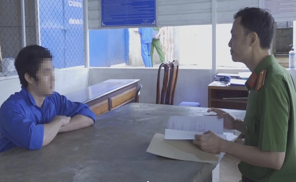 Xích chân thiếu niên vì nợ tiền chơi game