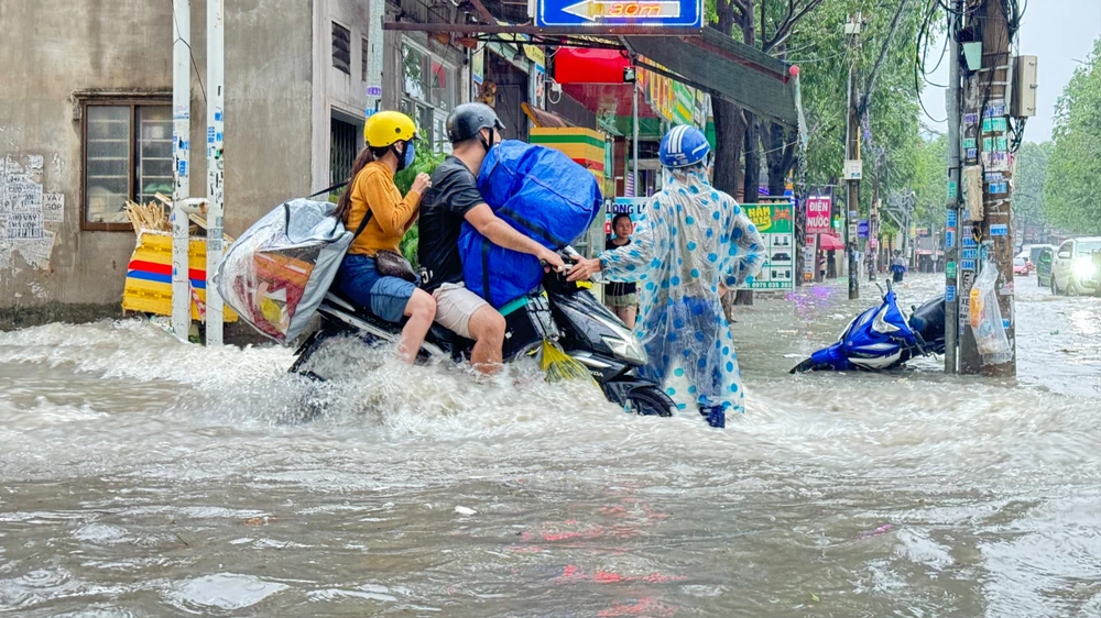 mưa ngập đường.jpg