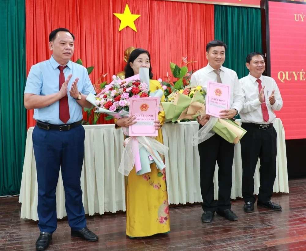 chủ tịch huyện.jpg