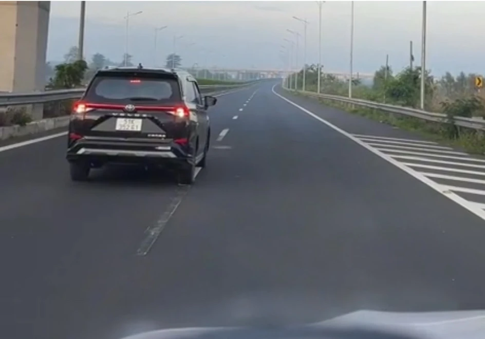 lùi xe trên cao tốc.jpg