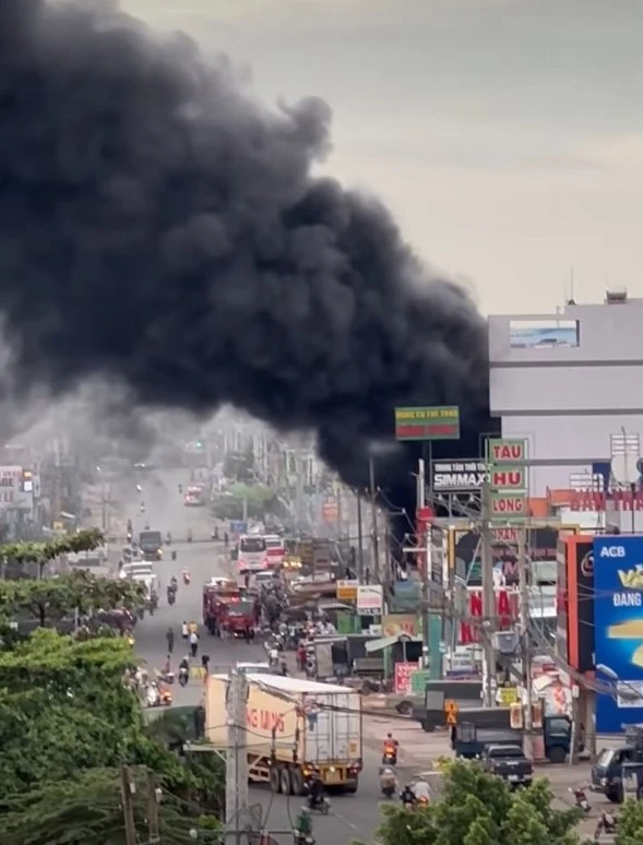 cháy tiệm sửa chữa,,.jpg