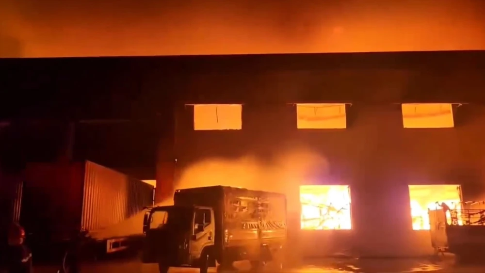 cháy công ty 1.jpg