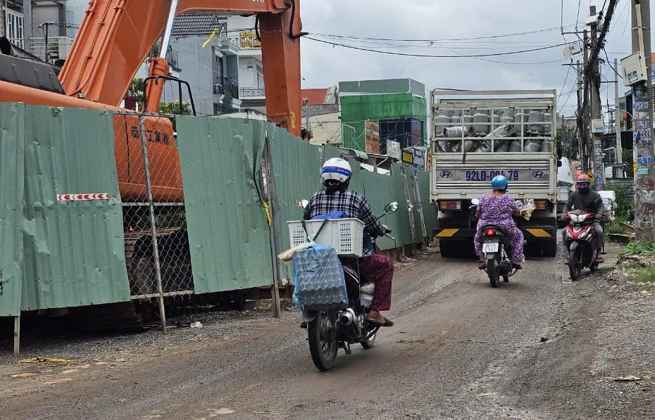 Theo tiến độ thì đến nay đã hết thời gian thực hiện dự án nhưng đoạn đường vẫn rất ngổn ngang, nhếch nhác.