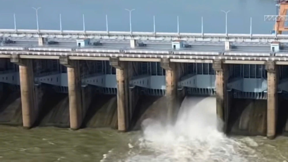 Những ngày qua nước dâng cao, Thuỷ điện Trị An liên tục xả tràn lũ. Ảnh: VH