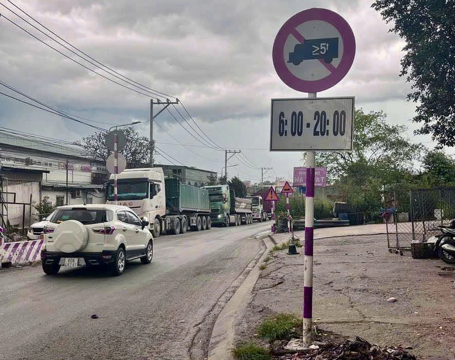Biển báo cấm xe trên 5 tấn vào đường Hoàng Văn Bổn. Ảnh: Q.M.Cường