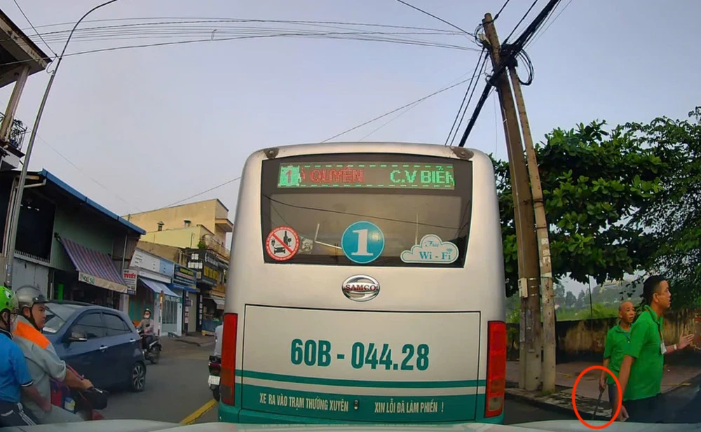 tiếp viên xe buýt.jpg