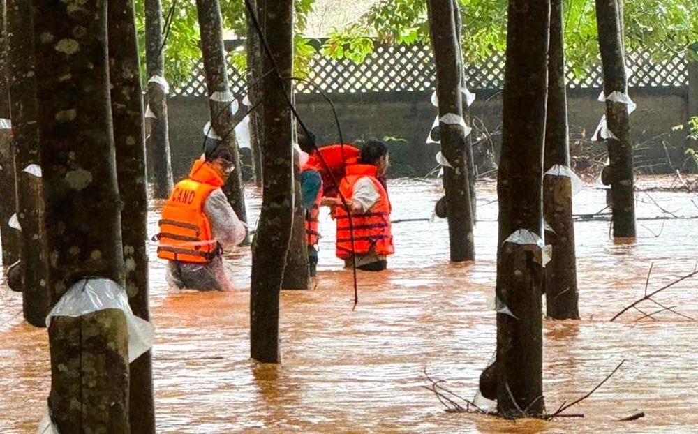 nước lũ dâng cao.1.jpg