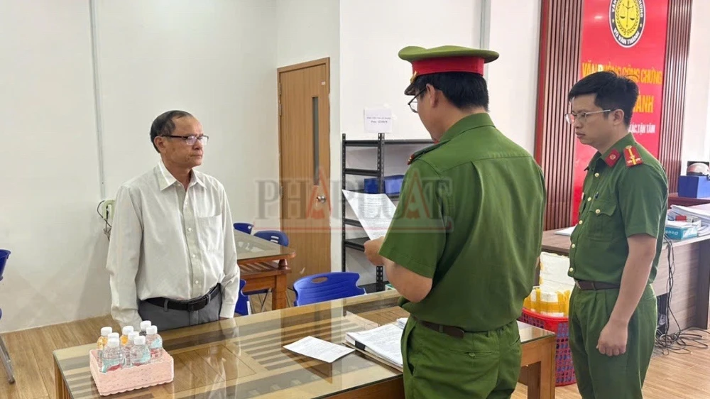 công chứng viên.jpg