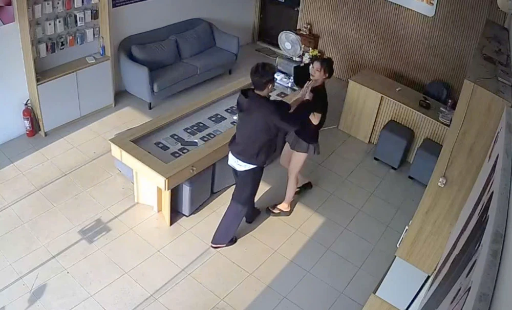 cướp điện thoại.jpg