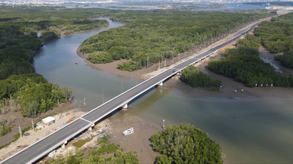 xây cảng biển.jpg