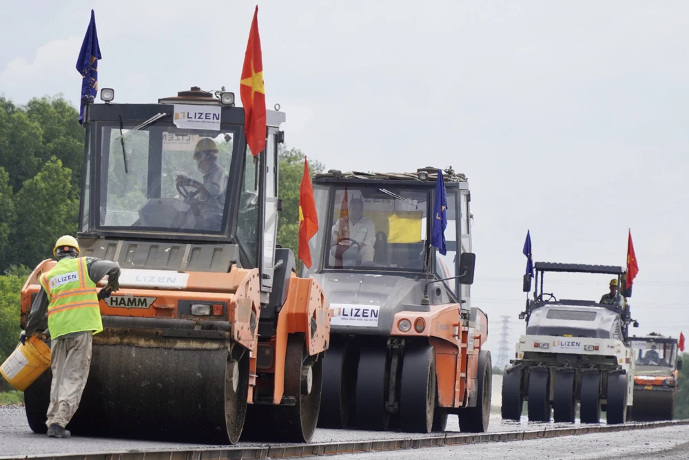 Trưa 15-1, đại diện liên danh nhà thầu thi công gói thầu số 21 (Công ty Cổ phần Lizen) cho biết, nhà thầu đang bắt đầu thi công thảm nhựa những km đầu tiên cao tốc Biên Hòa - Vũng Tàu đoạn qua tỉnh Đồng Nai.