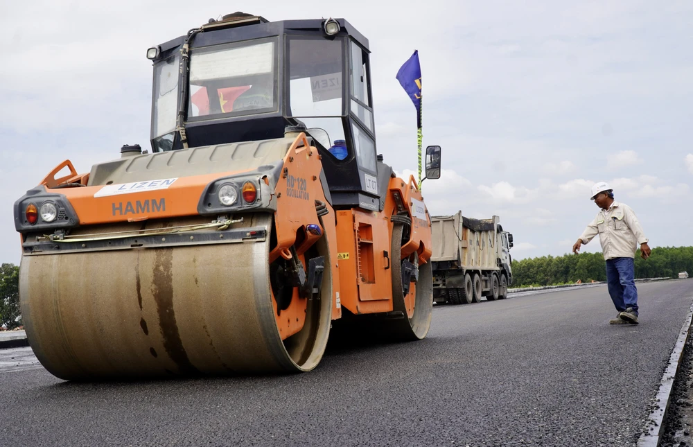 Theo các kỹ sư tại công trình, chất lượng bề mặt đường sau khi thảm nhựa luôn đảm bảo chất lượng, do đó luôn giám sát chặt chẽ công đoạn lu phẳng.