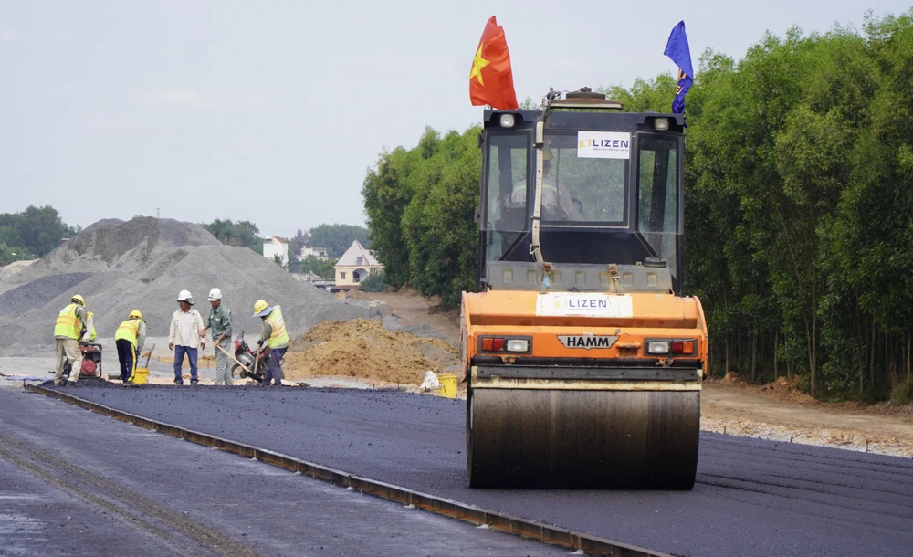 Nhà thầu cũng cho biết, nỗ lực đến 30-4 sẽ cơ bản hoàn thành khối lượng công việc, đoạn Công ty Cổ phần Lizen triển khai.