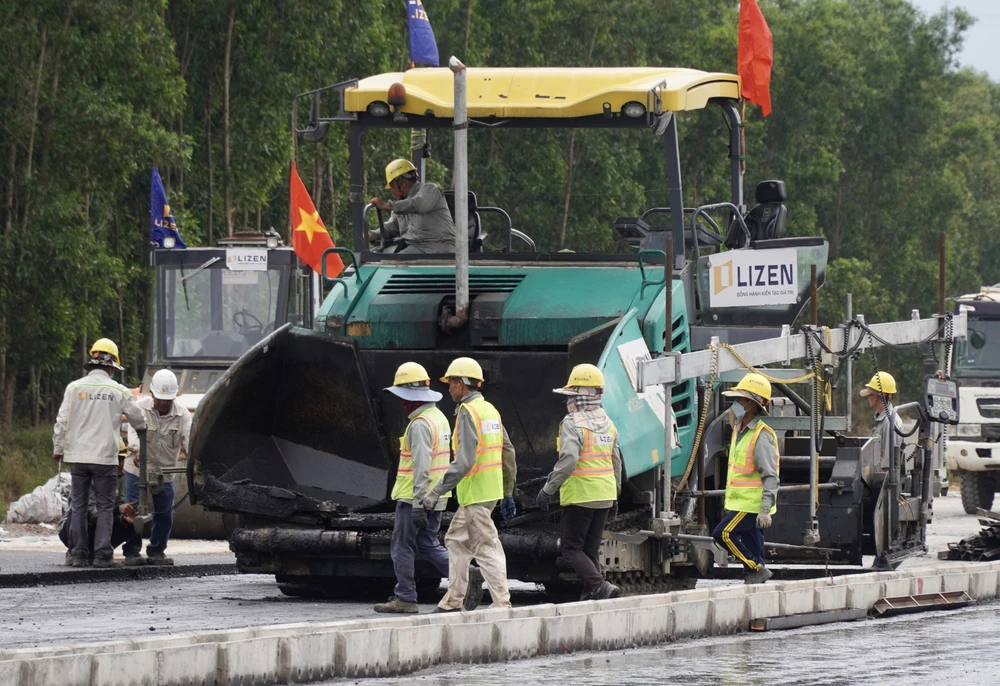 Theo ông Trần Văn Huyện - Giám đốc điều hành liên danh nhà thầu thi công gói thầu số 21 (Công ty Cổ phần Lizen) cho biết, thời tiết thuận lợi hơn nên nhà thầu đã huy động toàn bộ xe máy, thiết bị và công nhân làm việc để đẩy nhanh tiến độ.