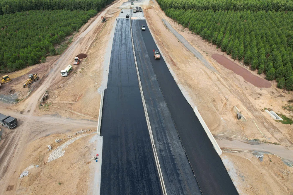 Gói thầu số 21 dự án thành phần 1 cao tốc Biên Hòa - Vũng Tàu qua địa bàn 5 xã, thị trấn của huyện Long Thành gồm: xã An Phước, xã Long Đức, thị trấn Long Thành, xã Lộc An, xã Long An với giá trị giá hơn 1.400 tỉ đồng