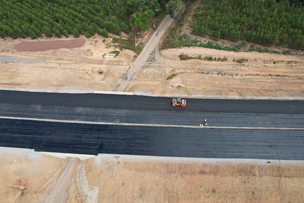 Cao tốc Biên Hòa - Vũng Tàu đi qua 2 tỉnh Đồng Nai và Bà Rịa - Vũng Tàu dài gần 54km được khởi công vào tháng 6-2023.